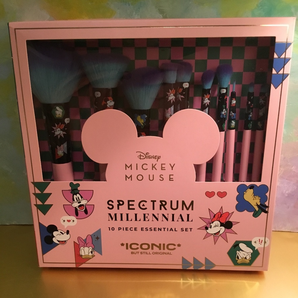 New Disney Limited addition Mickey Mouse 10 Piece Essential Brush set
